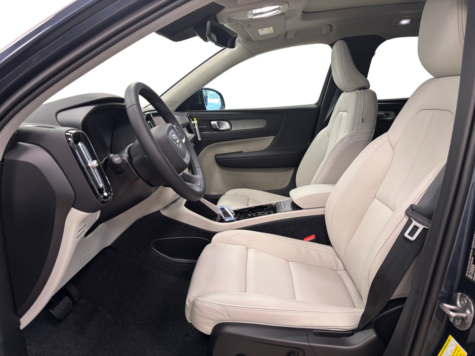 New 2026 Volvo XC40 B5 Plus w/ Protection Package Premier AWD/4WD image 11