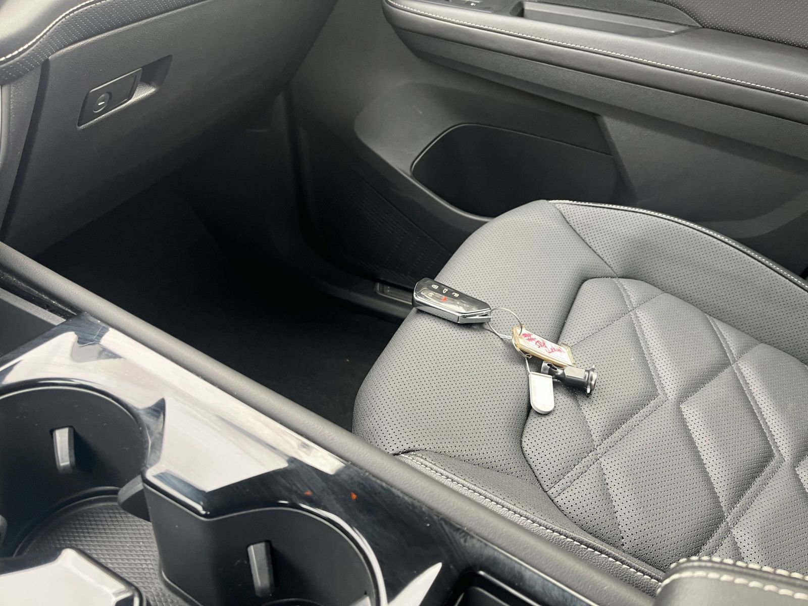 Used 2025 Volkswagen Atlas SE image 21