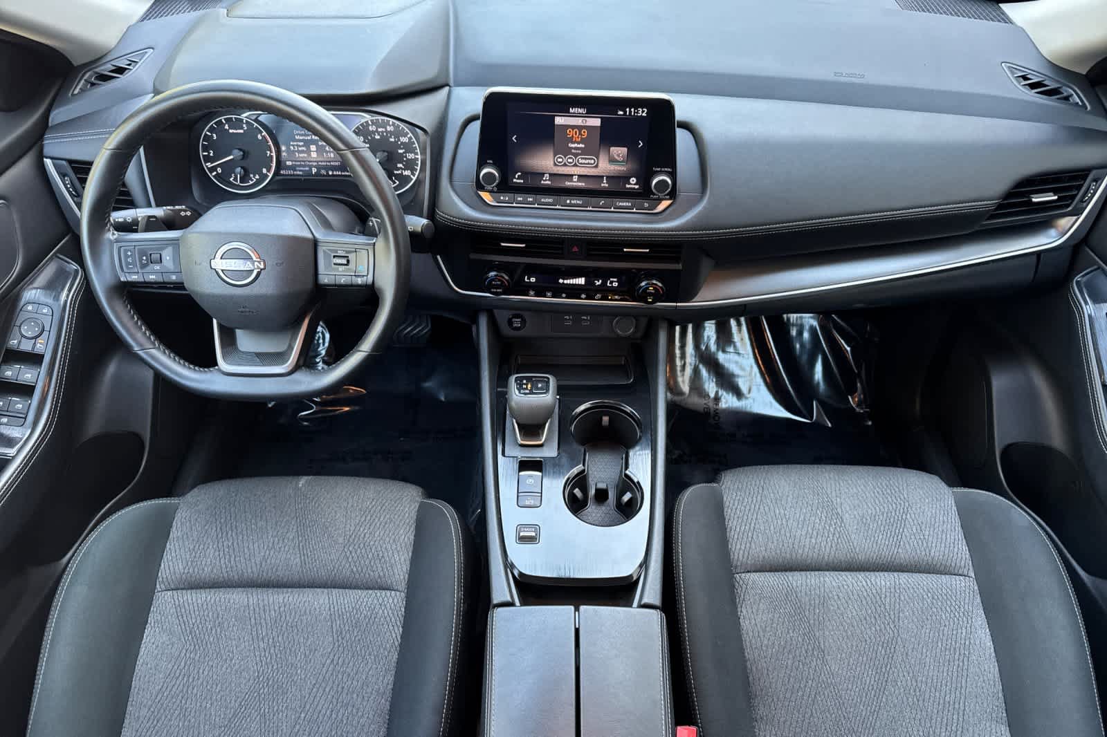 Used 2025 Nissan Rogue SV FWD image 3