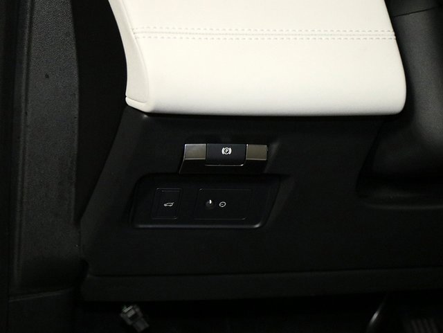 Used 2023 Land Rover Discovery Sport SE image 26