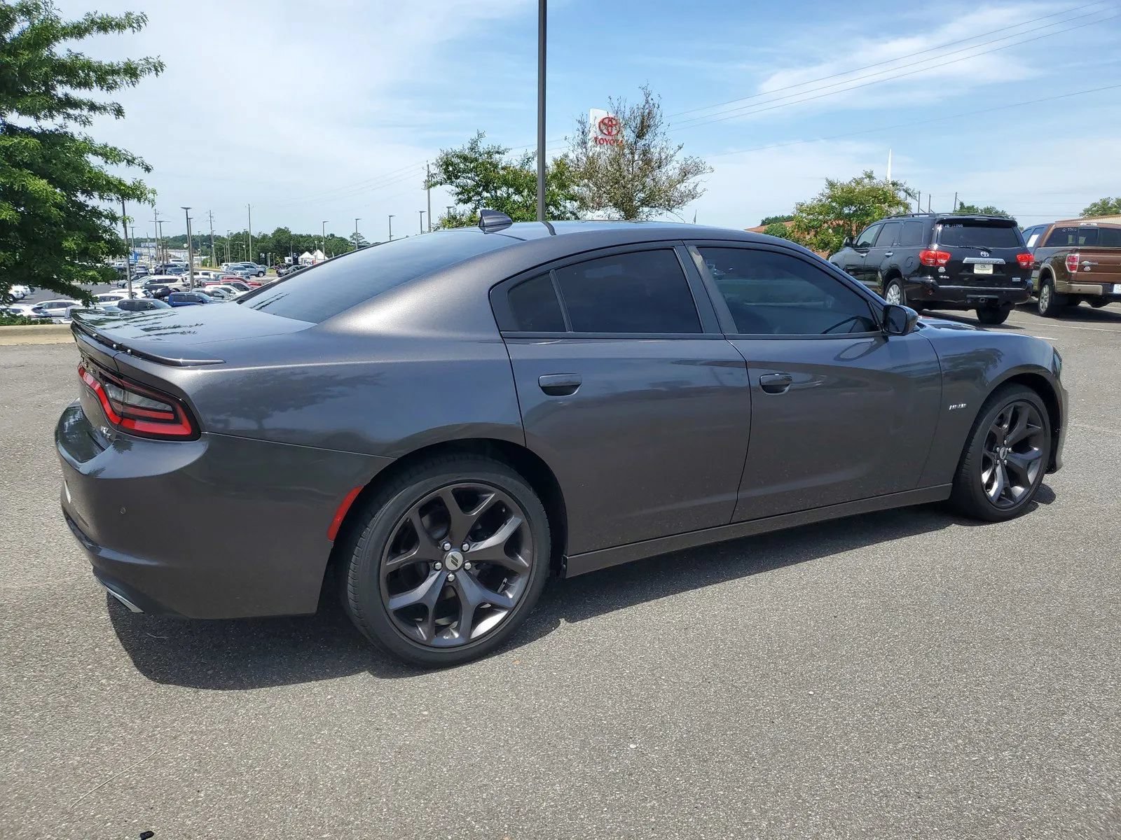 Used 2018 Dodge Charger R/T w/ Navigation & Travel Group RWD image 4