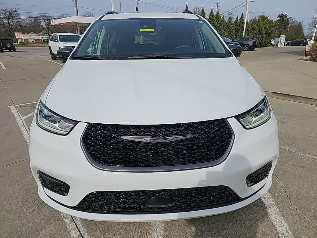 Certified 2024 Chrysler Pacifica Select w/ Uconnect Theater Family Group image 4