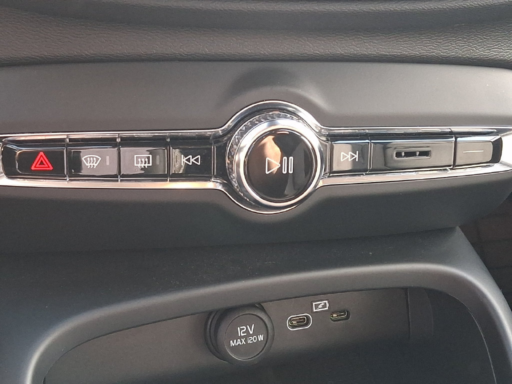 Certified 2024 Volvo XC40 B5 Plus w/ Protection Package Premier AWD/4WD image 15