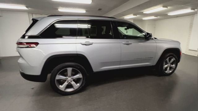 Used 2022 Jeep Grand Cherokee Limited w/ Luxury Tech Group II AWD/4WD image 9