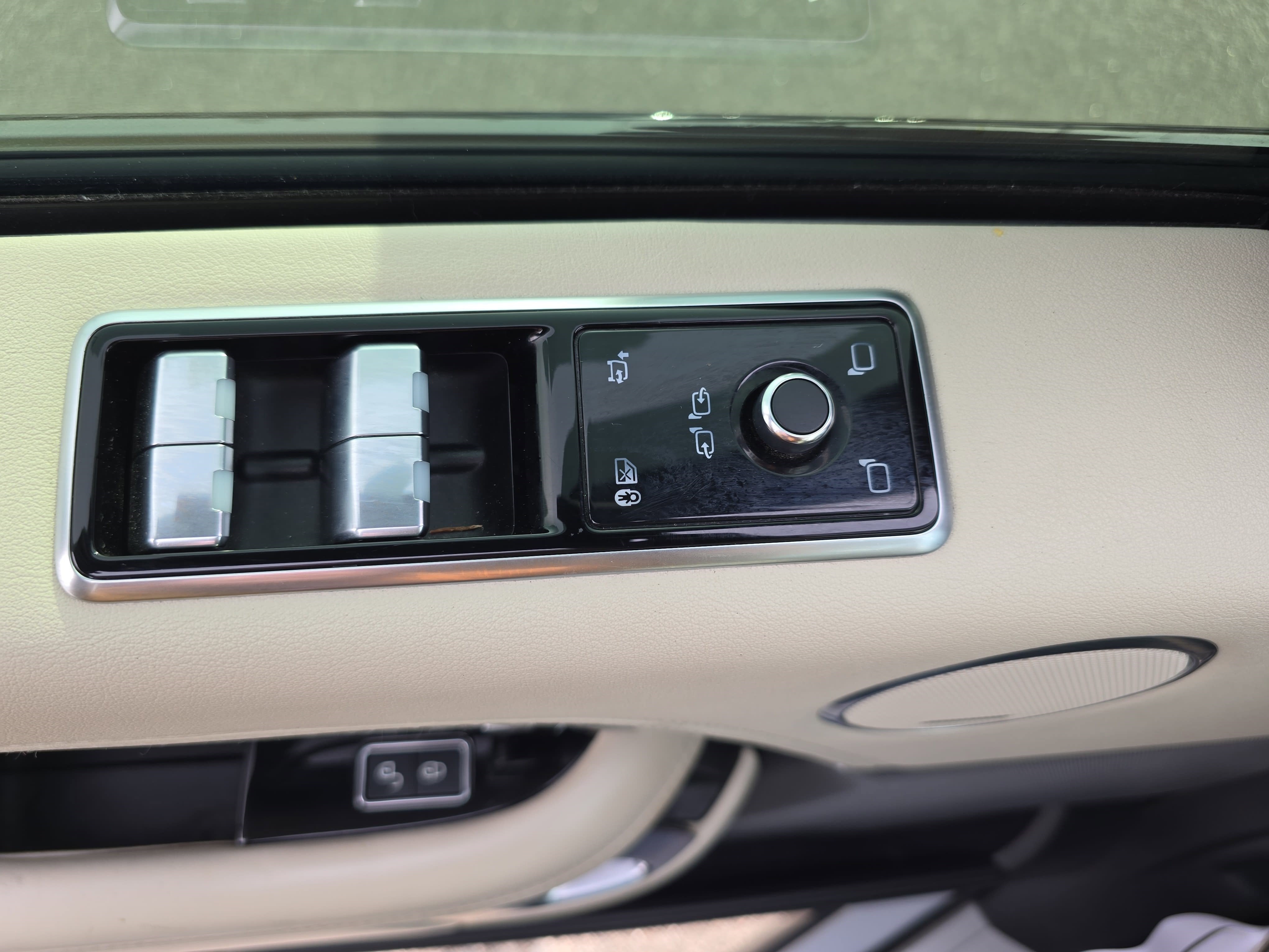 Used 2020 Land Rover Range Rover HSE image 27