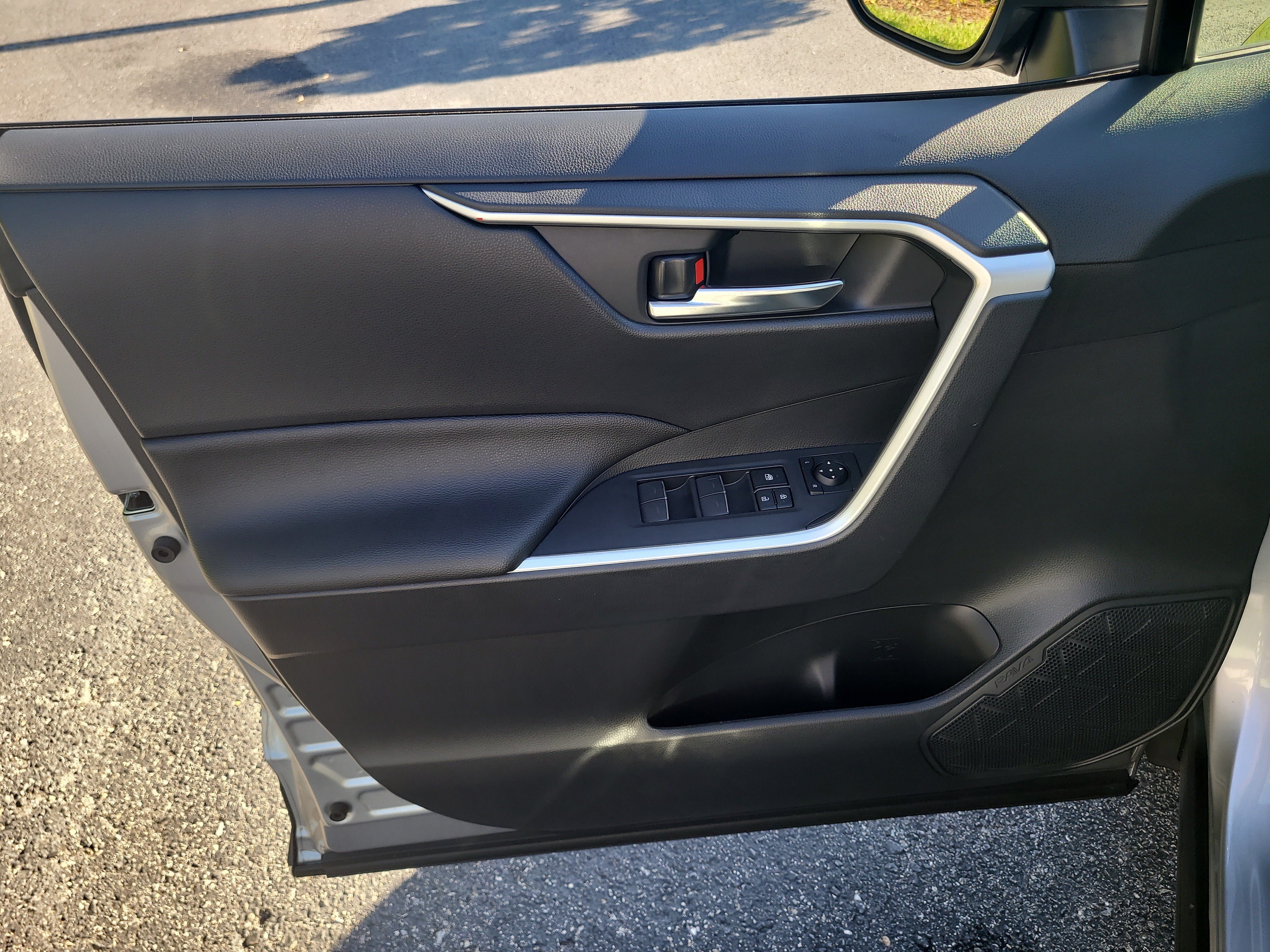 Used 2025 Toyota RAV4 XLE AWD/4WD image 18