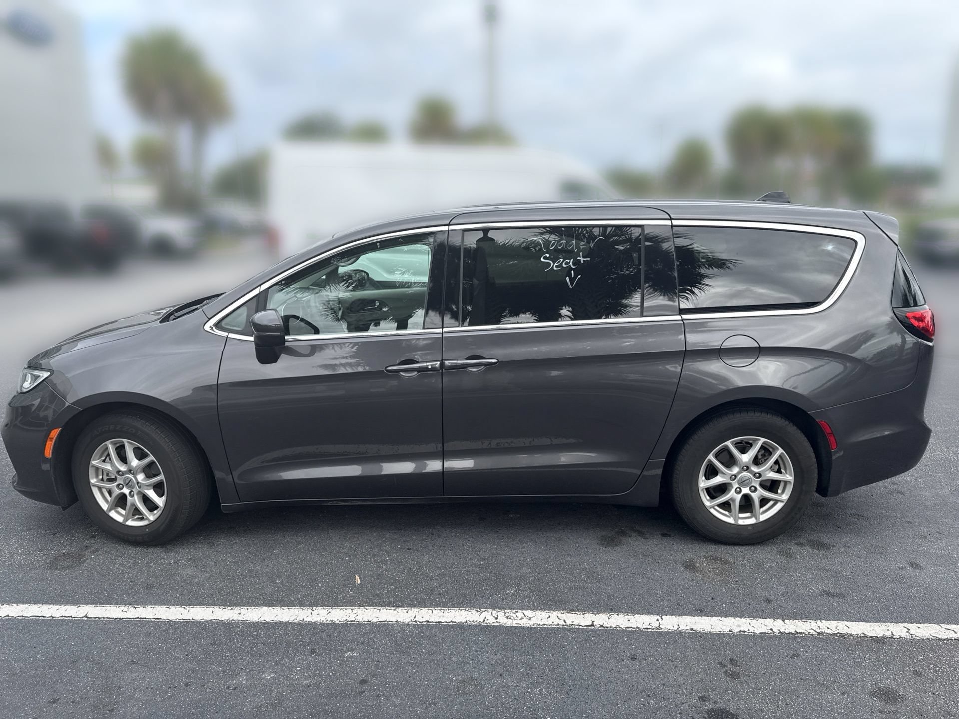 Used 2023 Chrysler Pacifica Touring-L FWD image 8