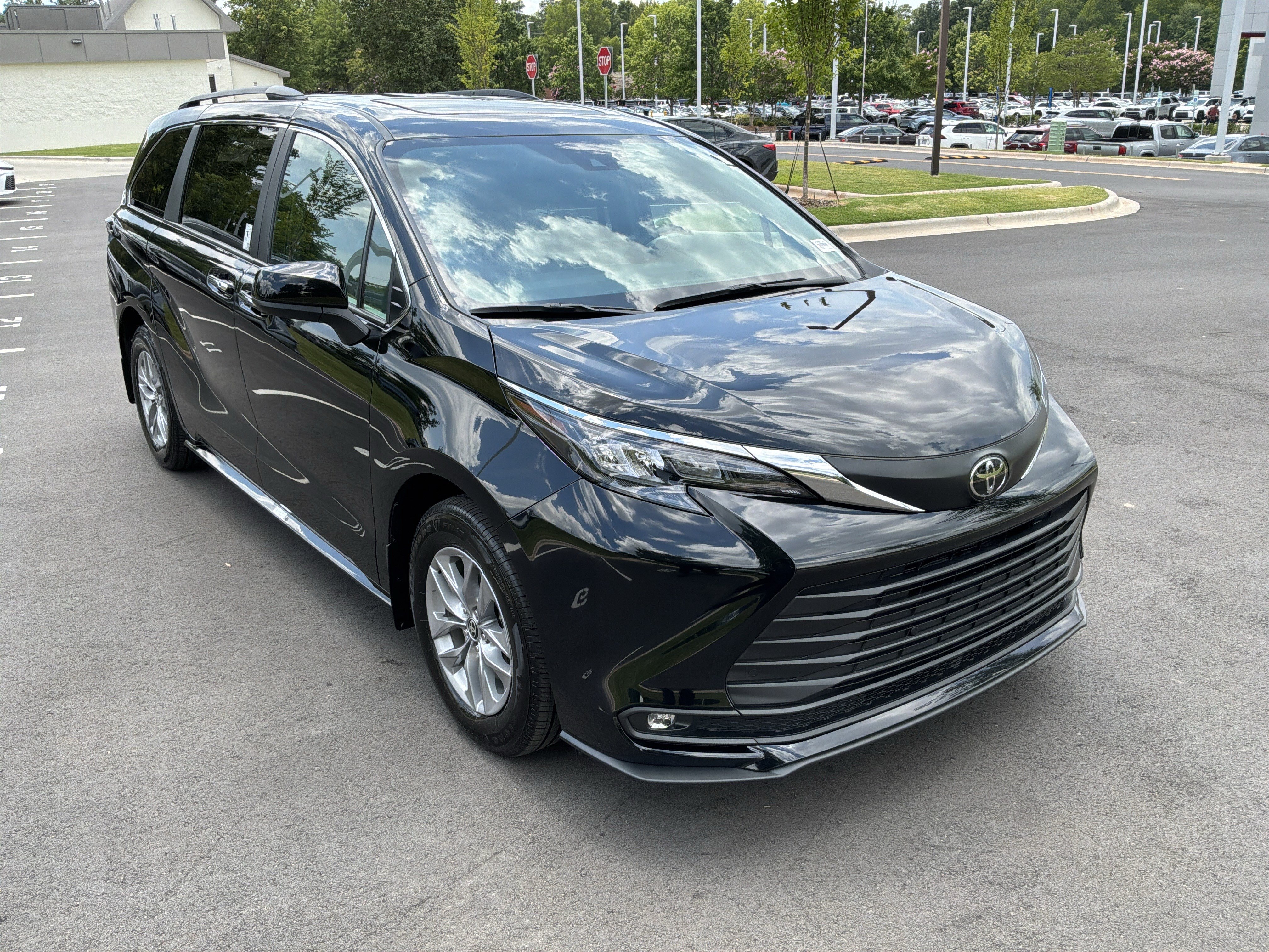 Used 2026 Toyota Sienna XLE FWD image 2
