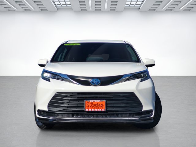 Used 2024 Toyota Sienna LE AWD/4WD image 2