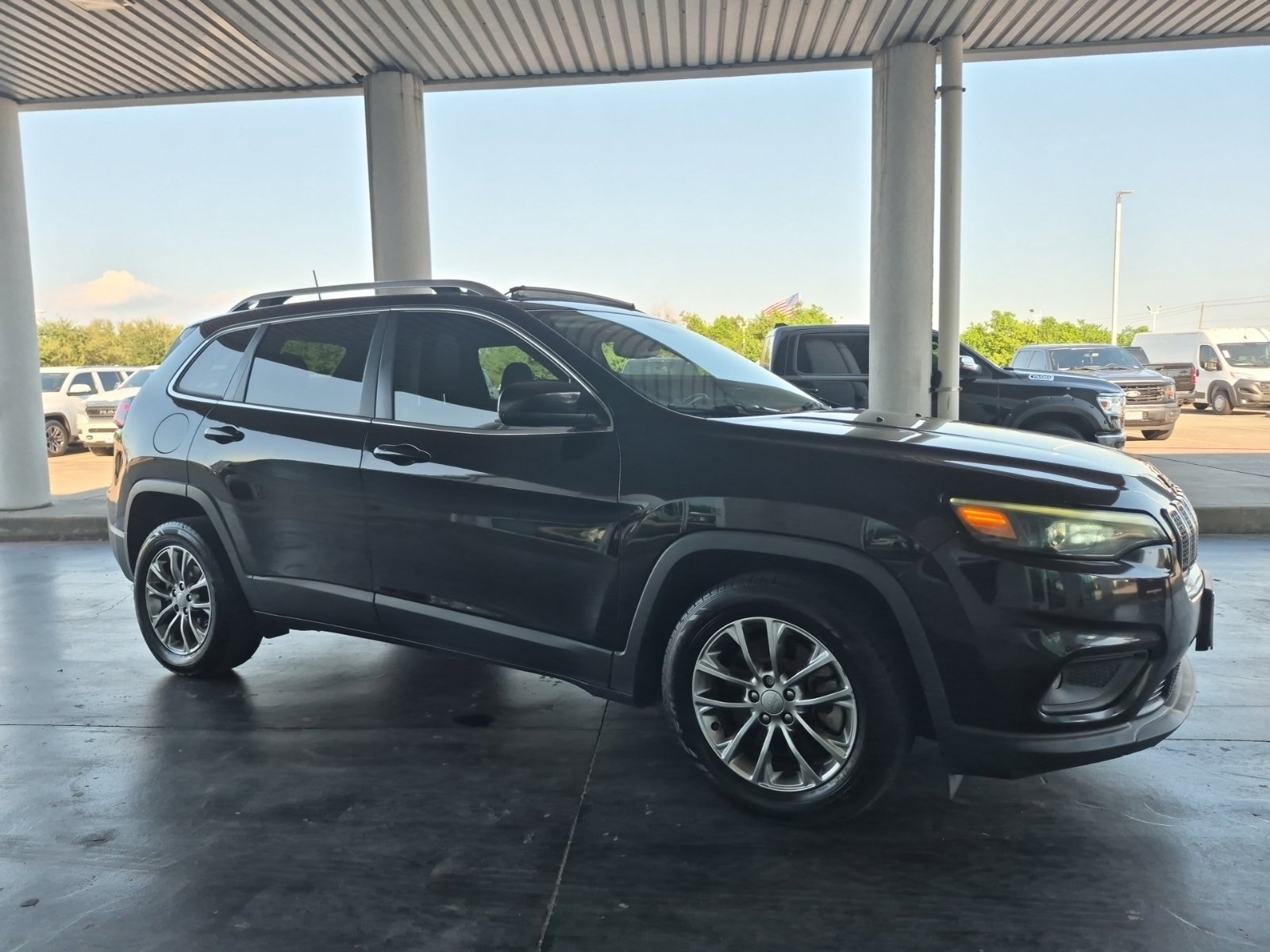 Used 2019 Jeep Cherokee Latitude Plus w/ Comfort/Convenience Group FWD image 4