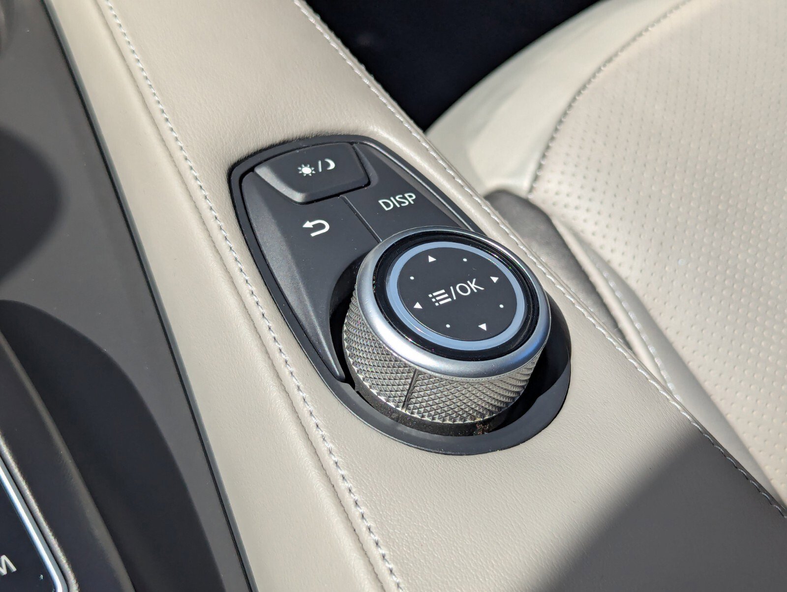 Used 2023 INFINITI QX50 Luxe w/ Accent Package FWD image 31