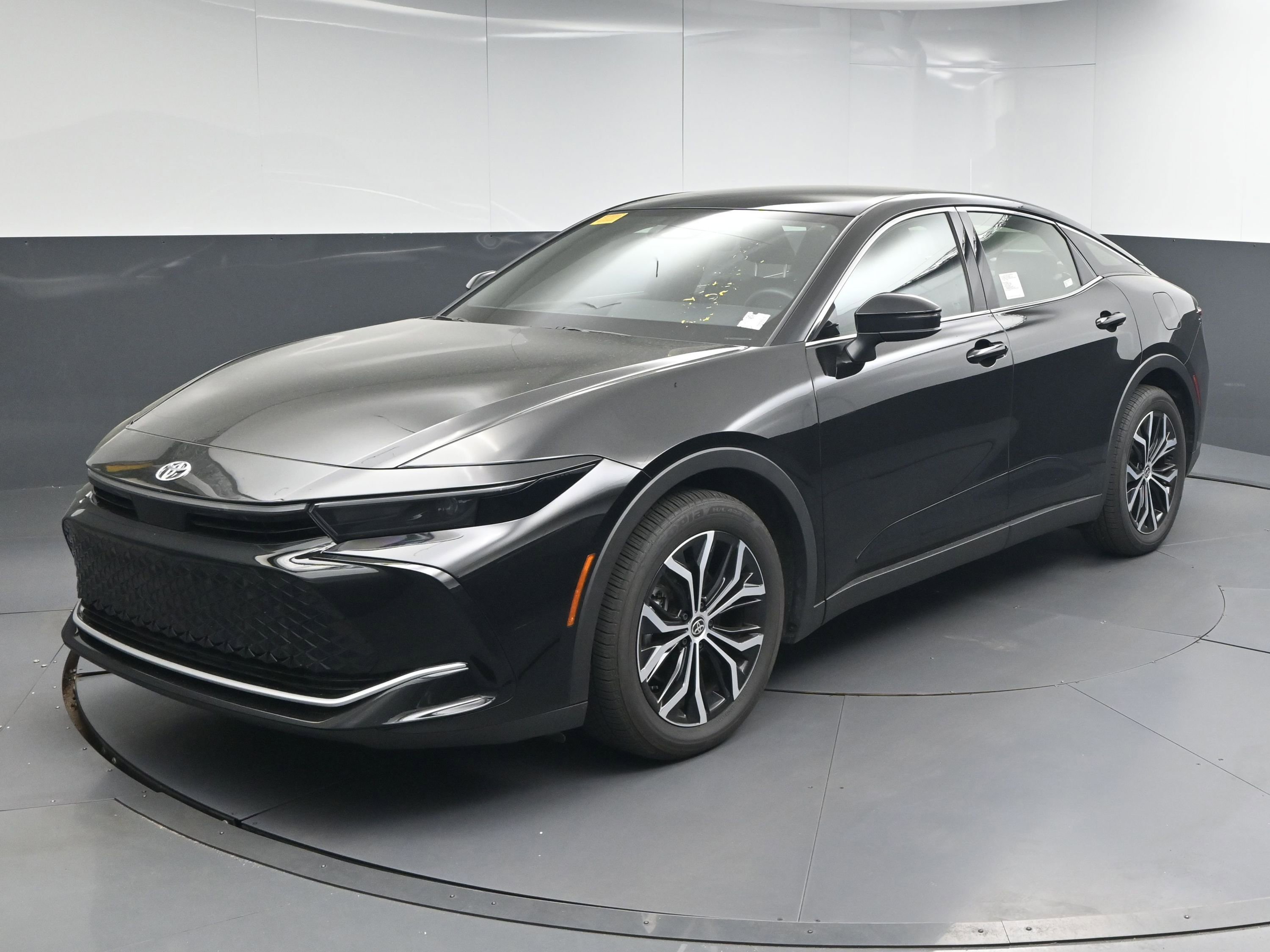 Certified 2025 Toyota Crown XLE image 4