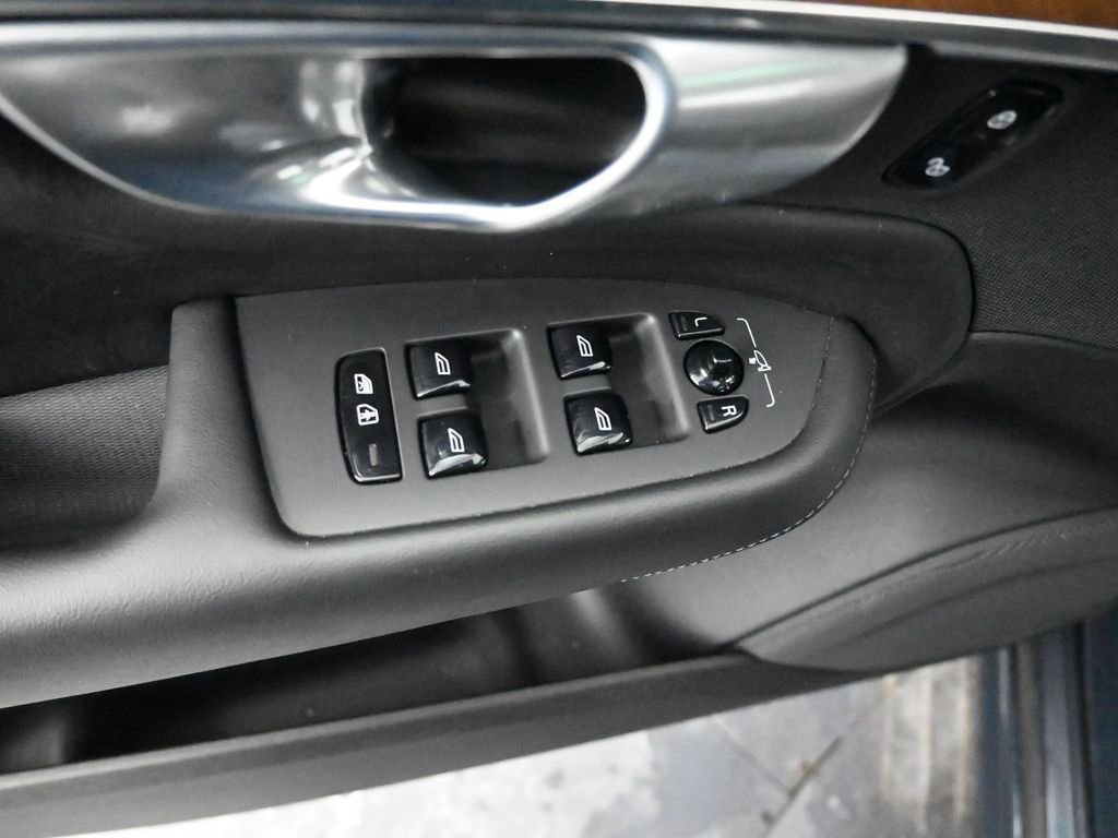 Used 2024 Volvo XC90 B6 Plus image 30