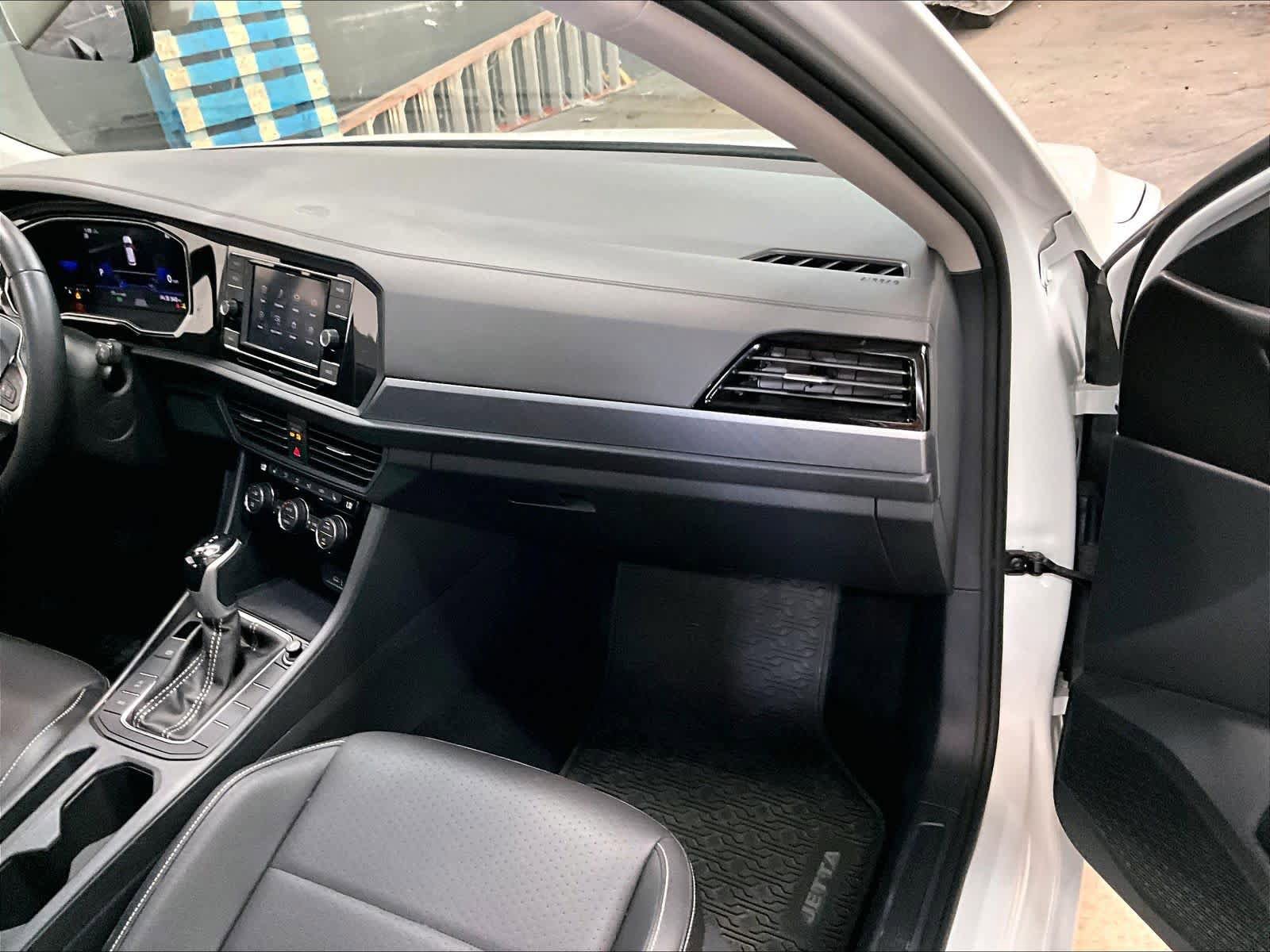 Used 2024 Volkswagen Jetta SE w/ Panoramic Sunroof Package FWD image 17