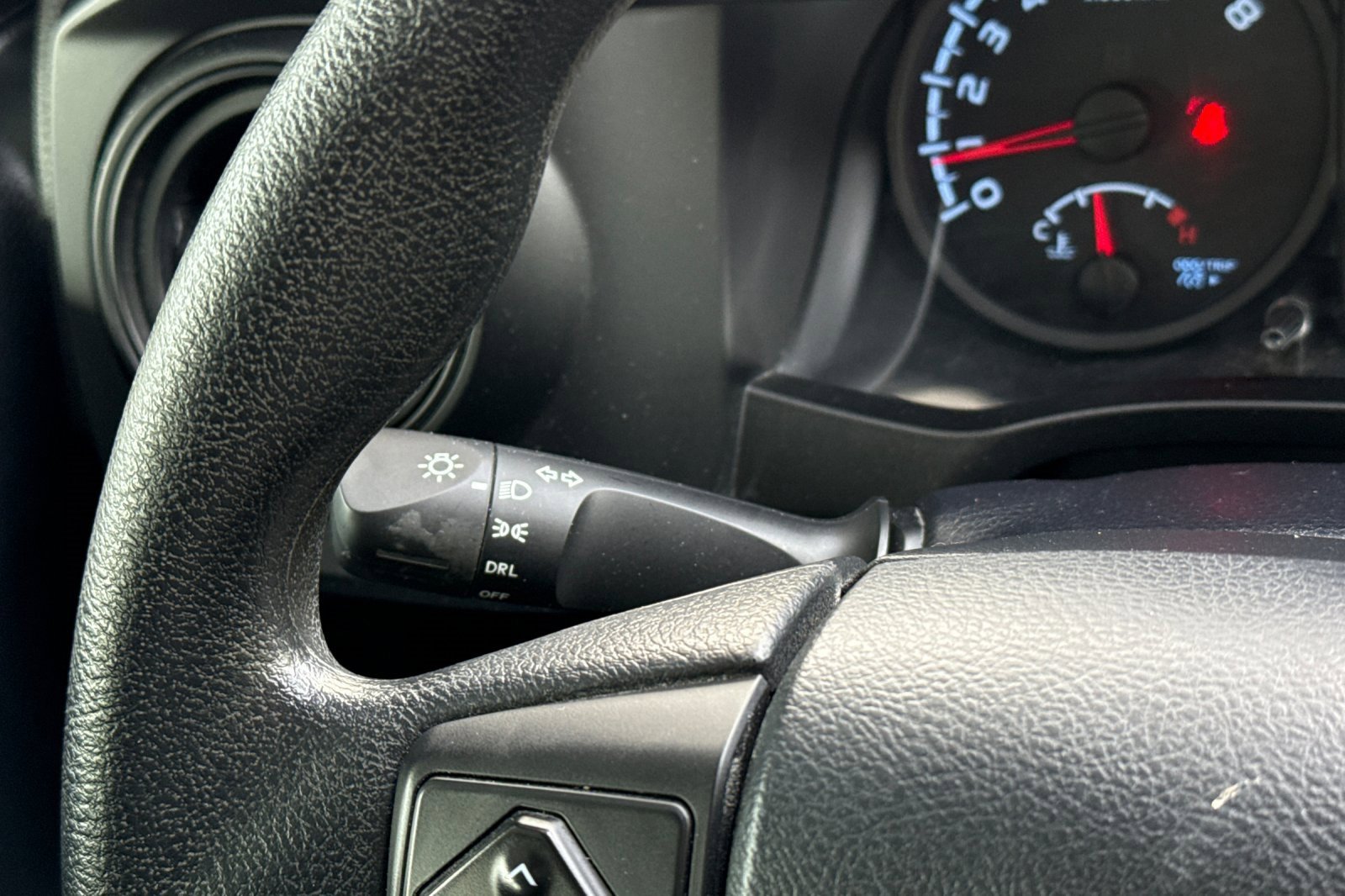 Used 2018 Toyota Tacoma SR image 29