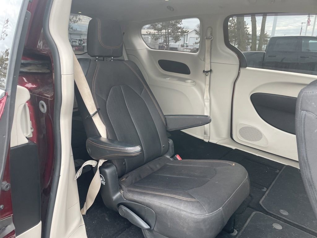 Used 2017 Chrysler Pacifica Touring w/ Tire & Wheel Group image 34