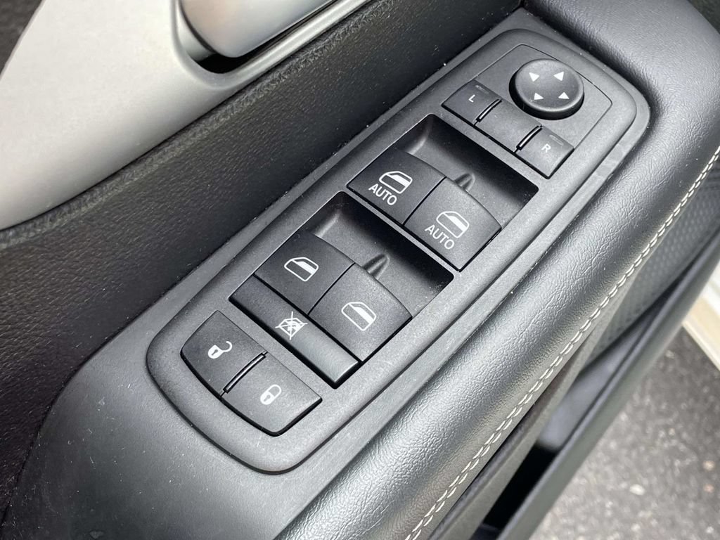 Used 2023 Chrysler Pacifica Touring-L w/ S Appearance Package FWD image 16