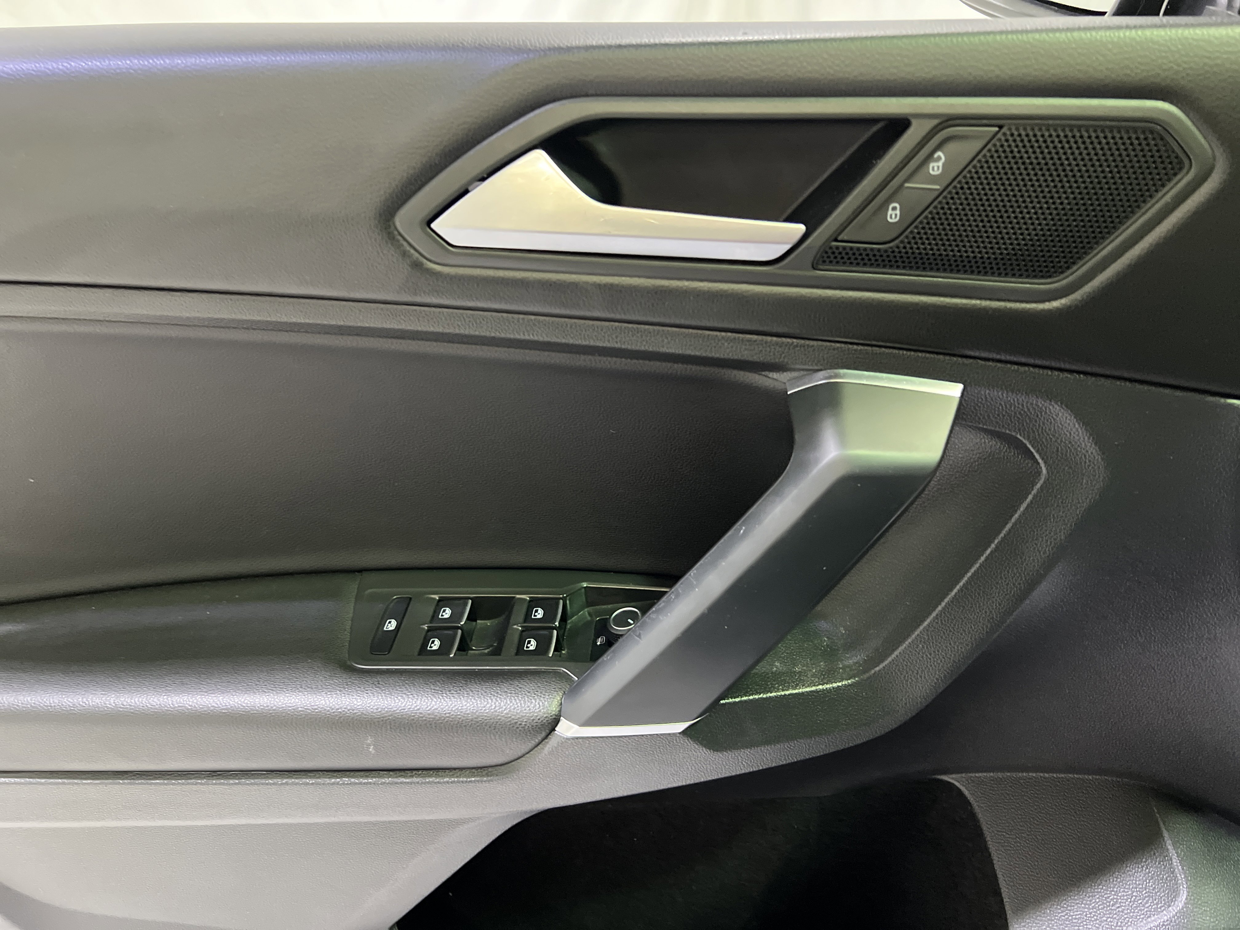 Used 2020 Volkswagen Tiguan SE image 25