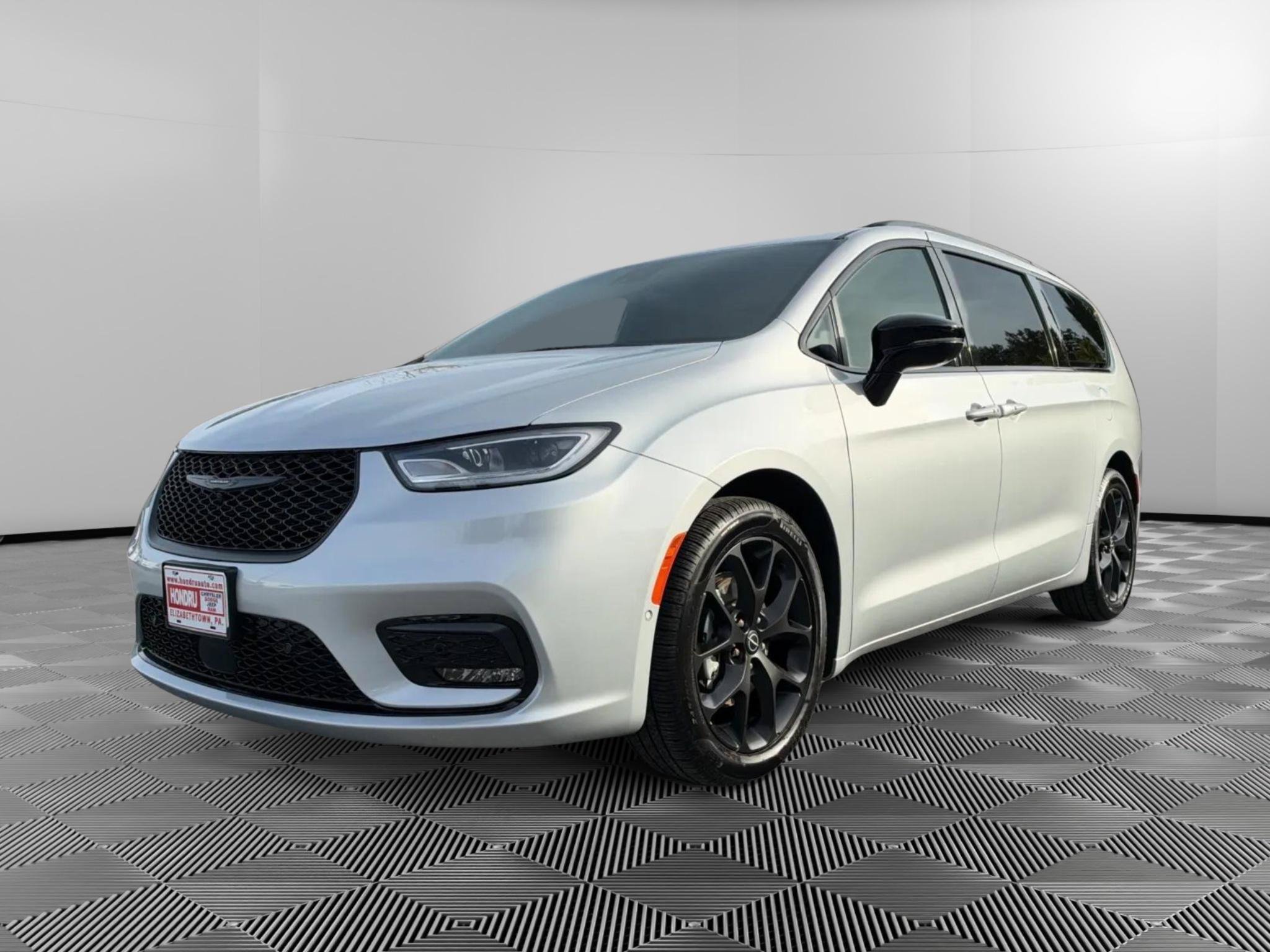 Used 2026 Chrysler Pacifica Select w/ S Appearance Package