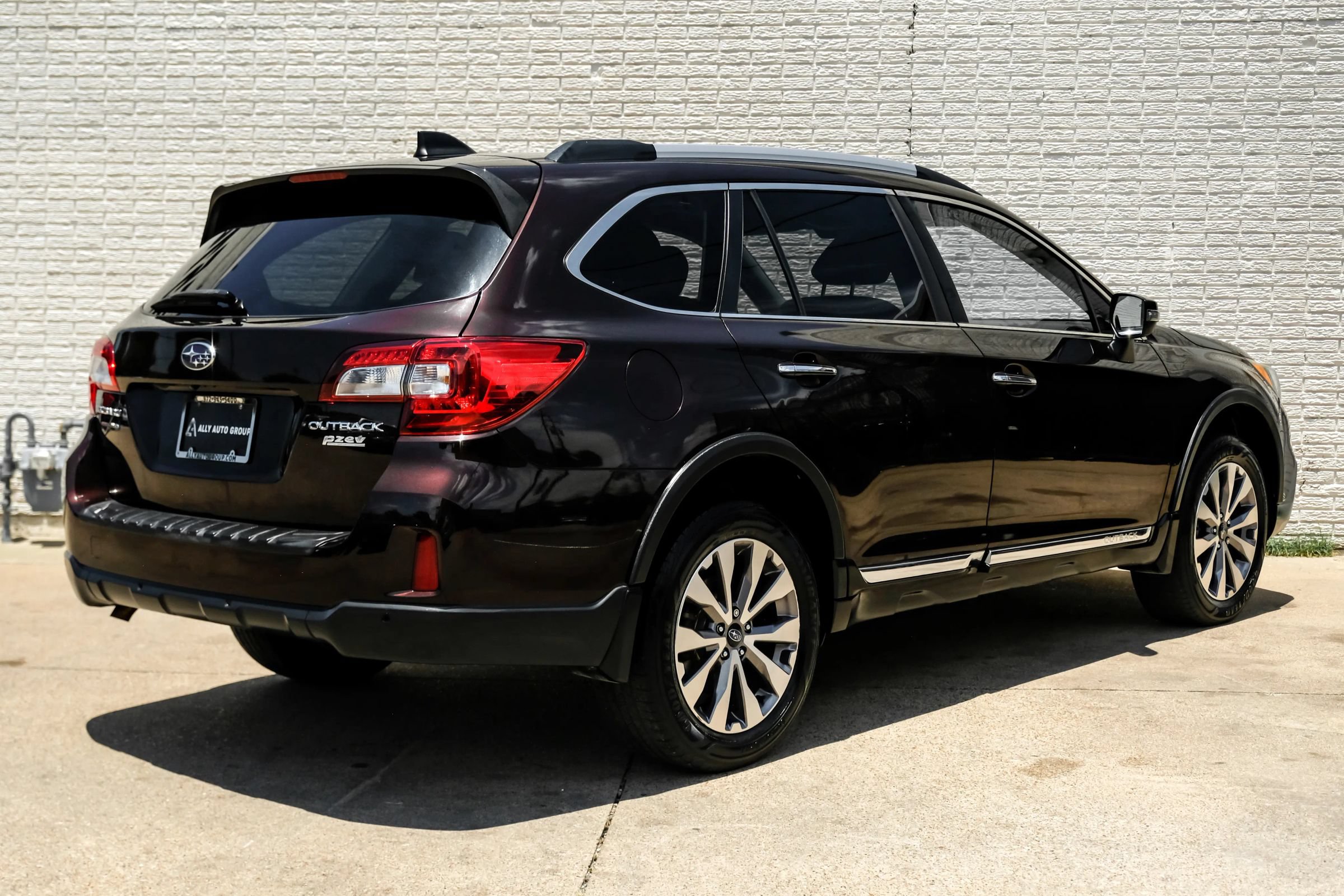 Used 2017 Subaru Outback 2.5i Touring AWD/4WD image 8