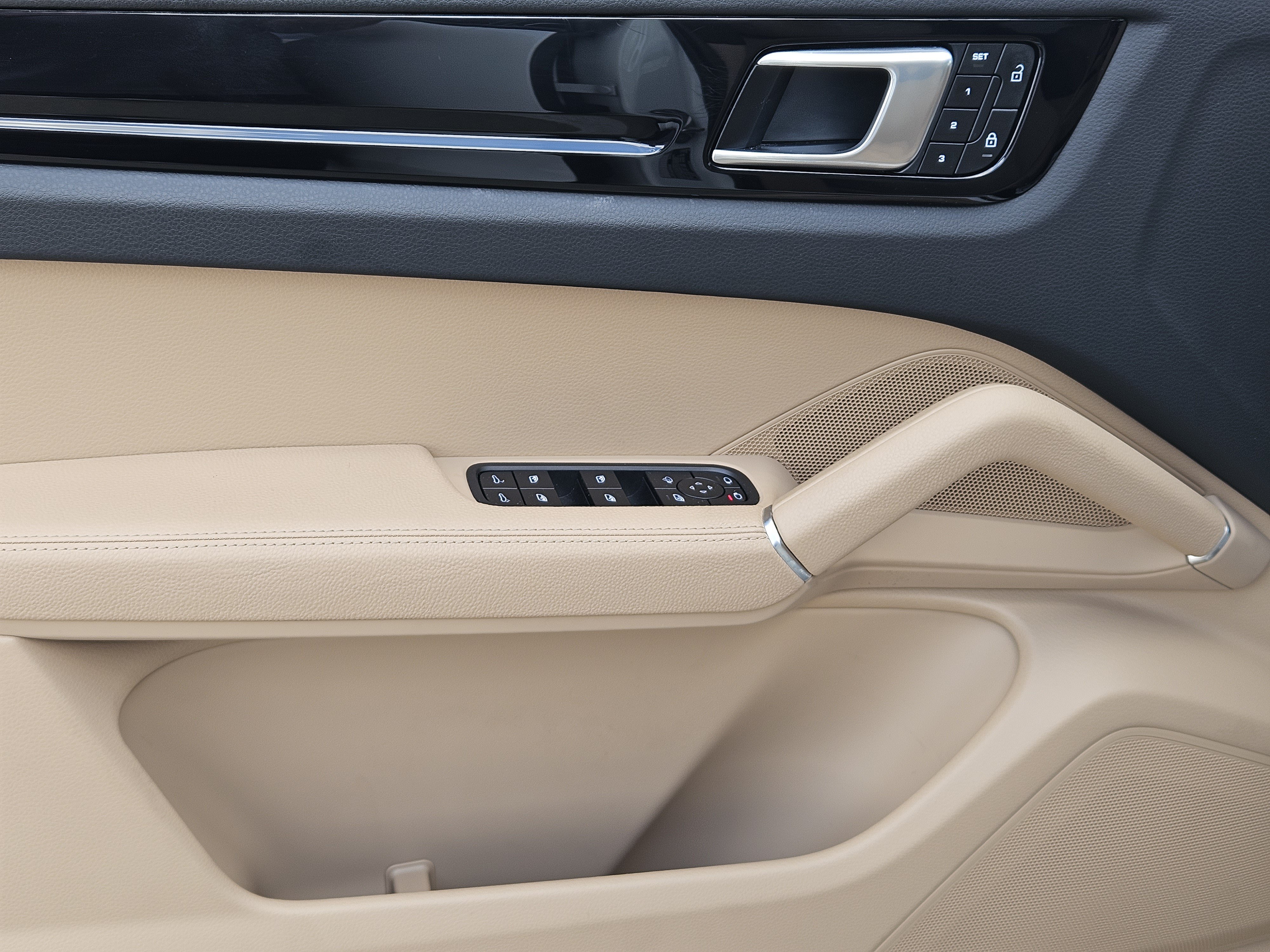 Certified 2023 Porsche Cayenne AWD/4WD image 22