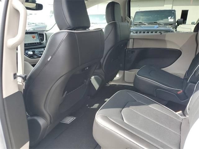 New 2023 Chrysler Pacifica Limited FWD image 9