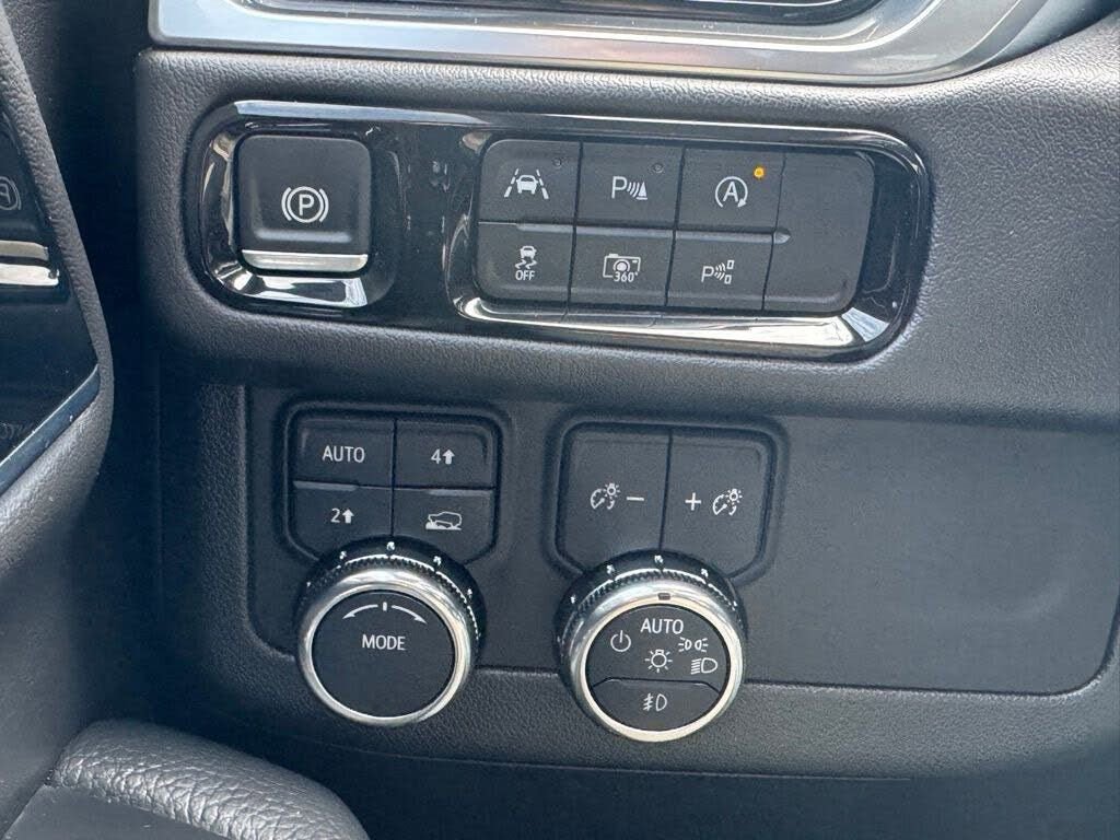 Used 2025 GMC Yukon Denali w/ Sun & Power Step Package image 24