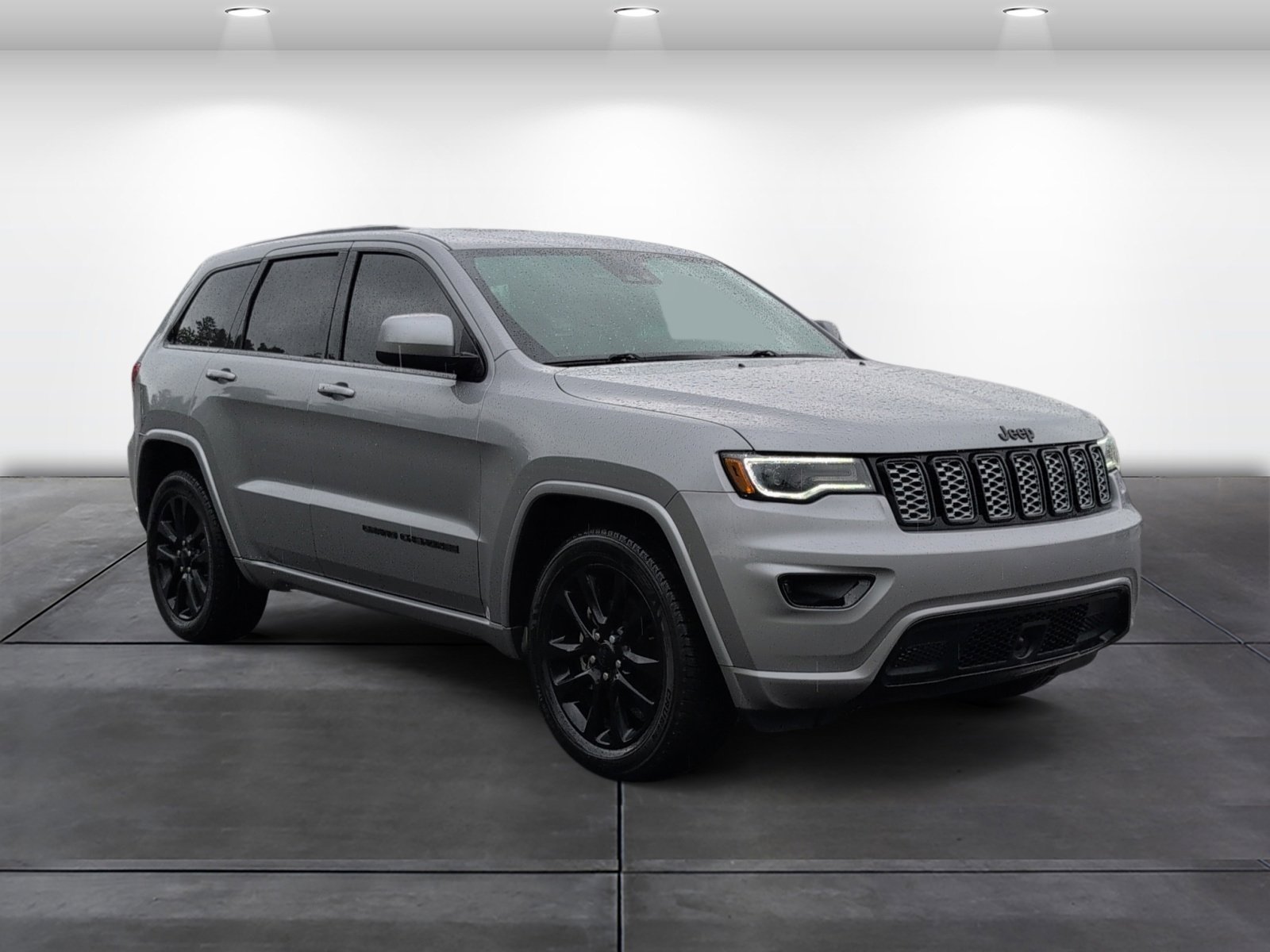 Used 2020 Jeep Grand Cherokee Altitude RWD image 2