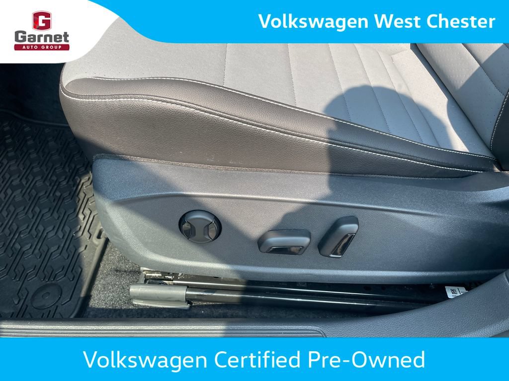 Certified 2025 Volkswagen Jetta SE w/ Black Wheel Package FWD image 15