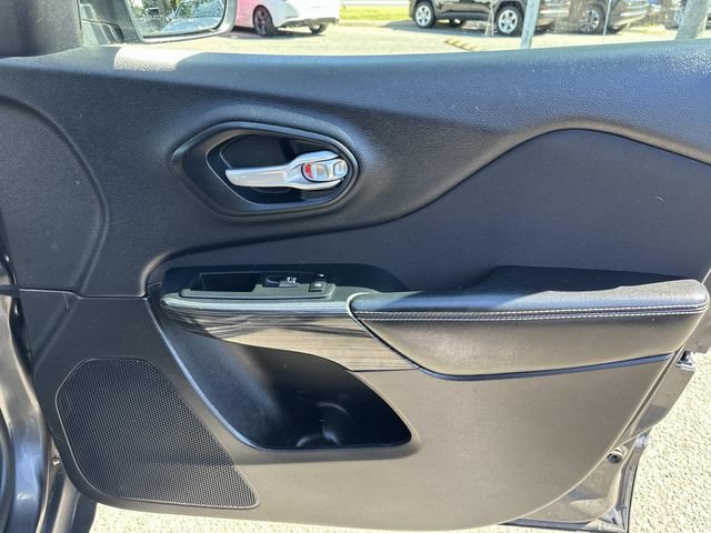 Used 2015 Jeep Cherokee Latitude w/ Cold Weather Group FWD image 9