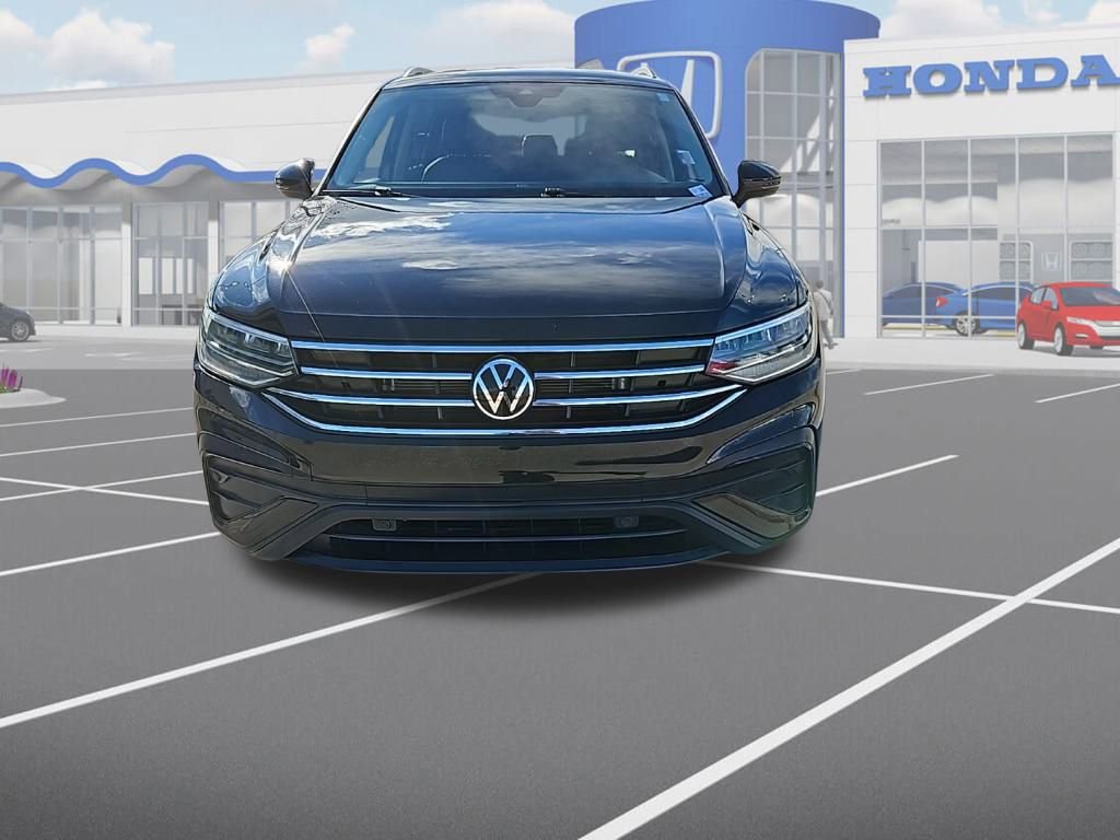 Used 2024 Volkswagen Tiguan SE image 2