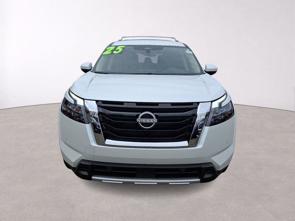 Used 2025 Nissan Pathfinder SL AWD/4WD image 2