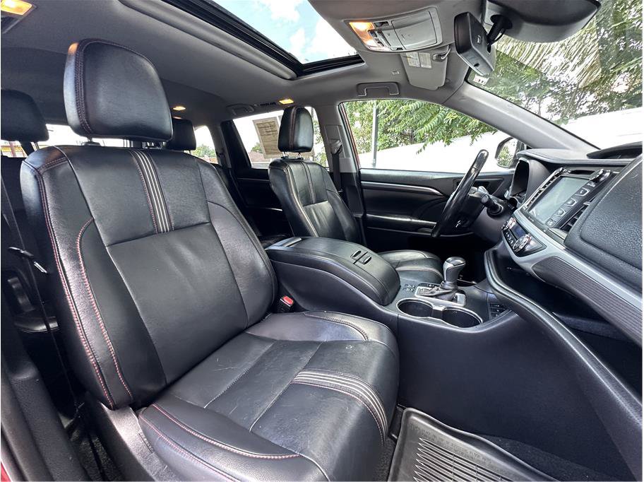 Used 2019 Toyota Highlander SE AWD/4WD image 4