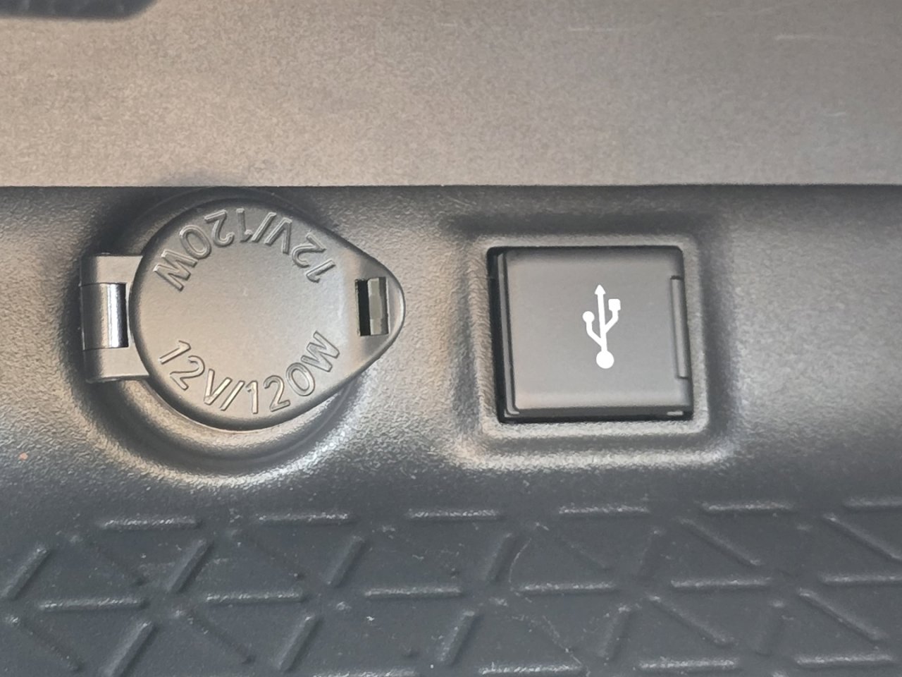 Used 2022 Toyota RAV4 LE image 23