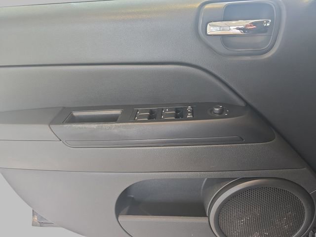 Used 2012 Jeep Compass Latitude w/ Altitude Pkg image 25