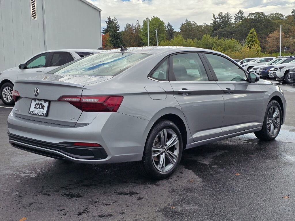Used 2024 Volkswagen Jetta SE image 4