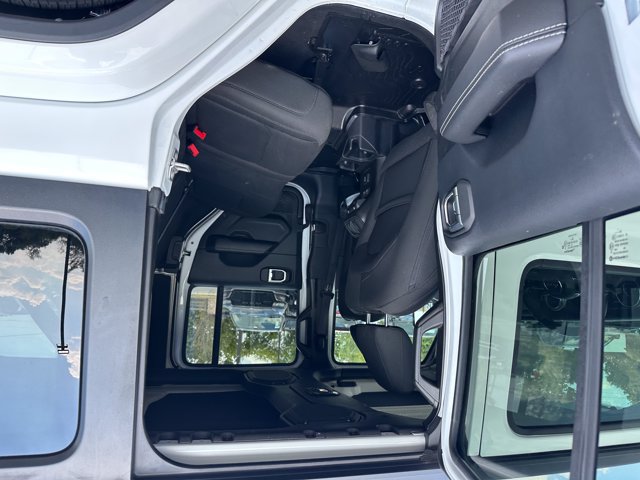 Used 2018 Jeep Wrangler Unlimited Sahara AWD/4WD image 14