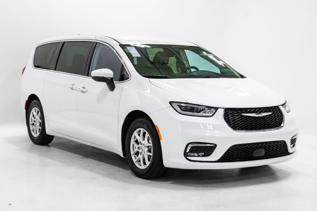 Used 2023 Chrysler Pacifica Touring-L FWD image 6