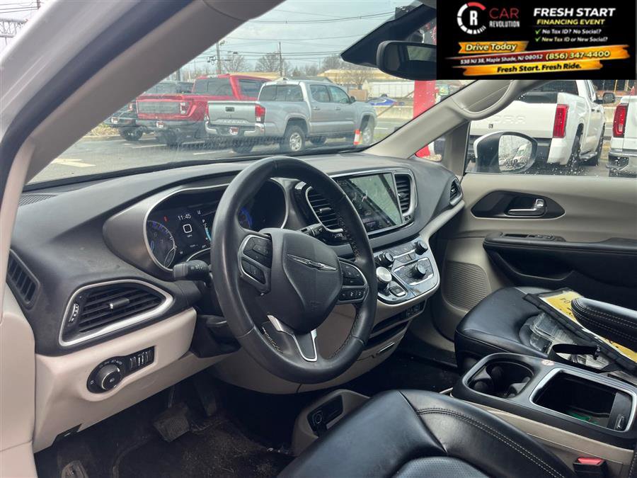 Used 2023 Chrysler Pacifica Touring-L FWD image 14