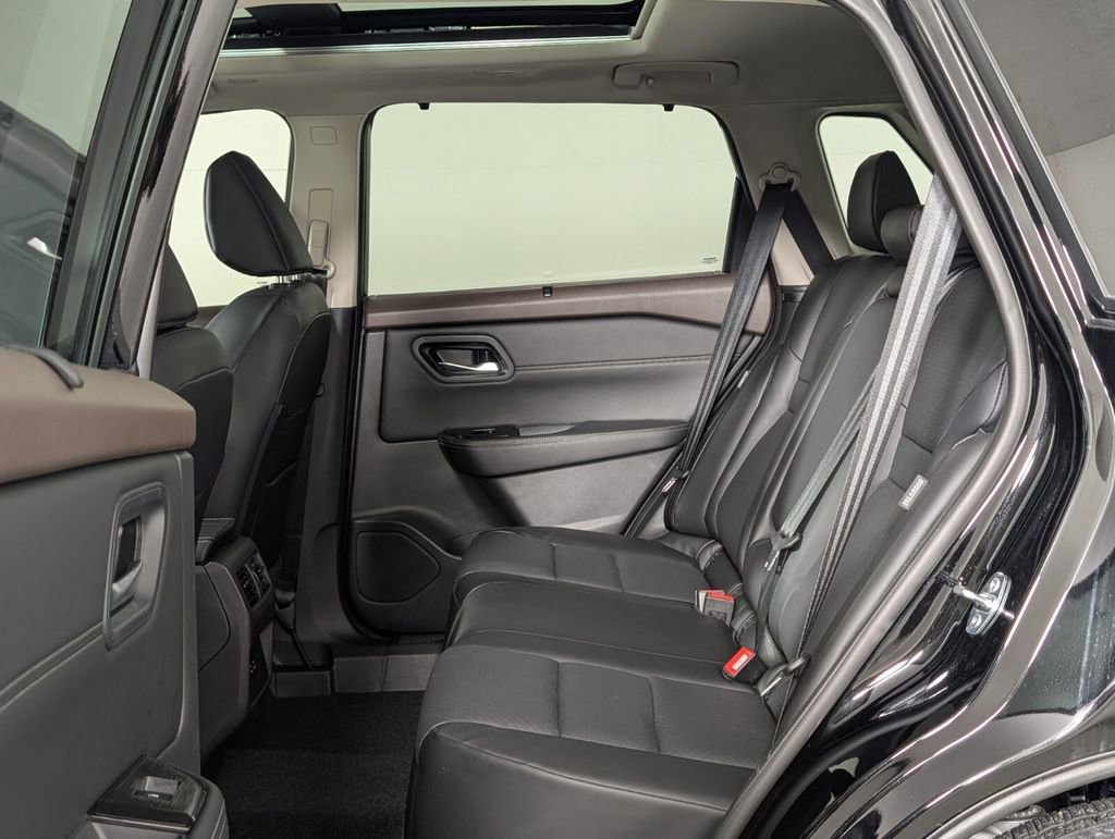 Used 2023 Nissan Rogue SV w/ SV Premium B Package image 15