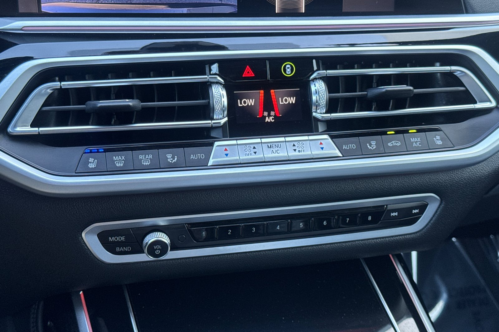 Used 2022 BMW X7 xDrive40i w/ M Sport Package AWD/4WD image 28