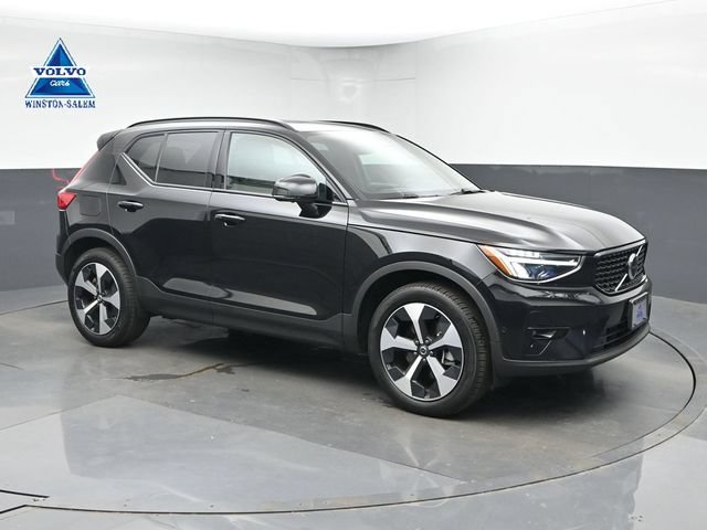 Used 2025 Volvo XC40 B5 Plus AWD/4WD video 1