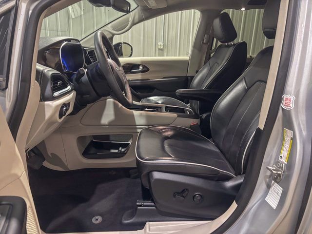 Used 2024 Chrysler Pacifica Limited image 11