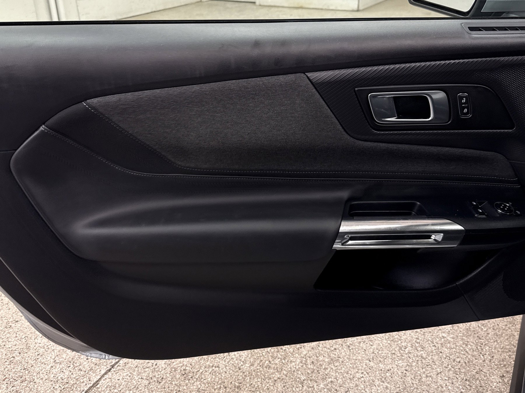 Used 2025 Ford Mustang Coupe image 3