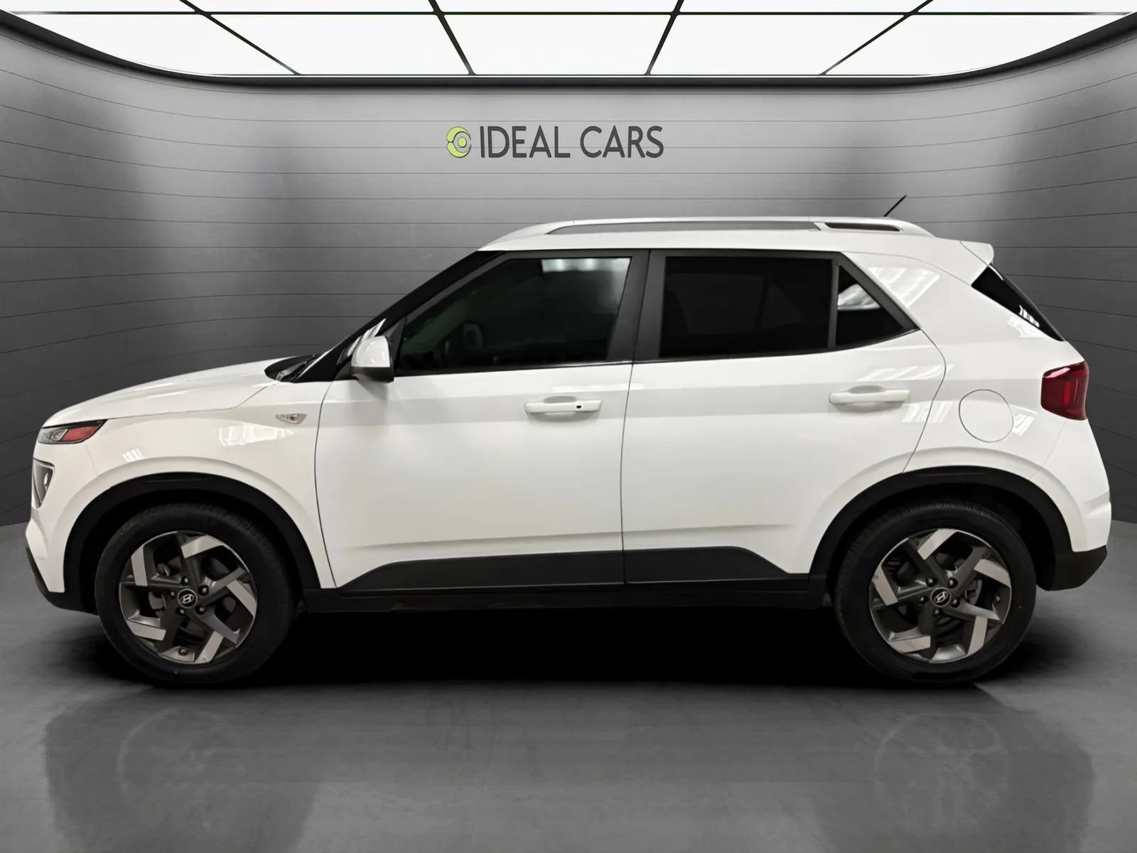 Used 2025 Hyundai Venue SEL FWD image 8