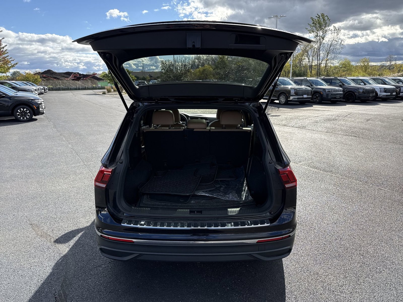 Used 2023 Volkswagen Tiguan SE w/ Panoramic Sunroof Package AWD/4WD image 25