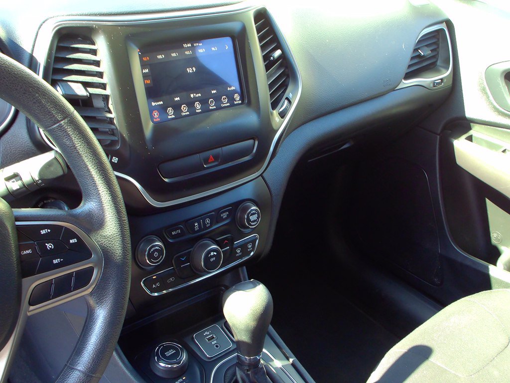 Used 2019 Jeep Cherokee Latitude w/ Popular Appearance Group AWD/4WD image 9