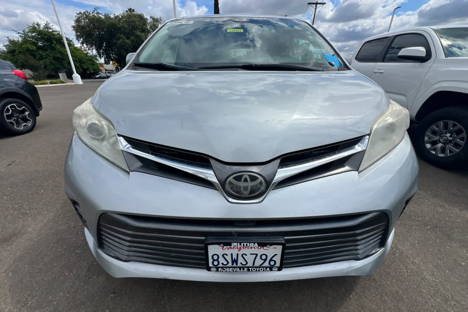 Used 2020 Toyota Sienna XLE w/ XLE Navigation Package FWD video 2