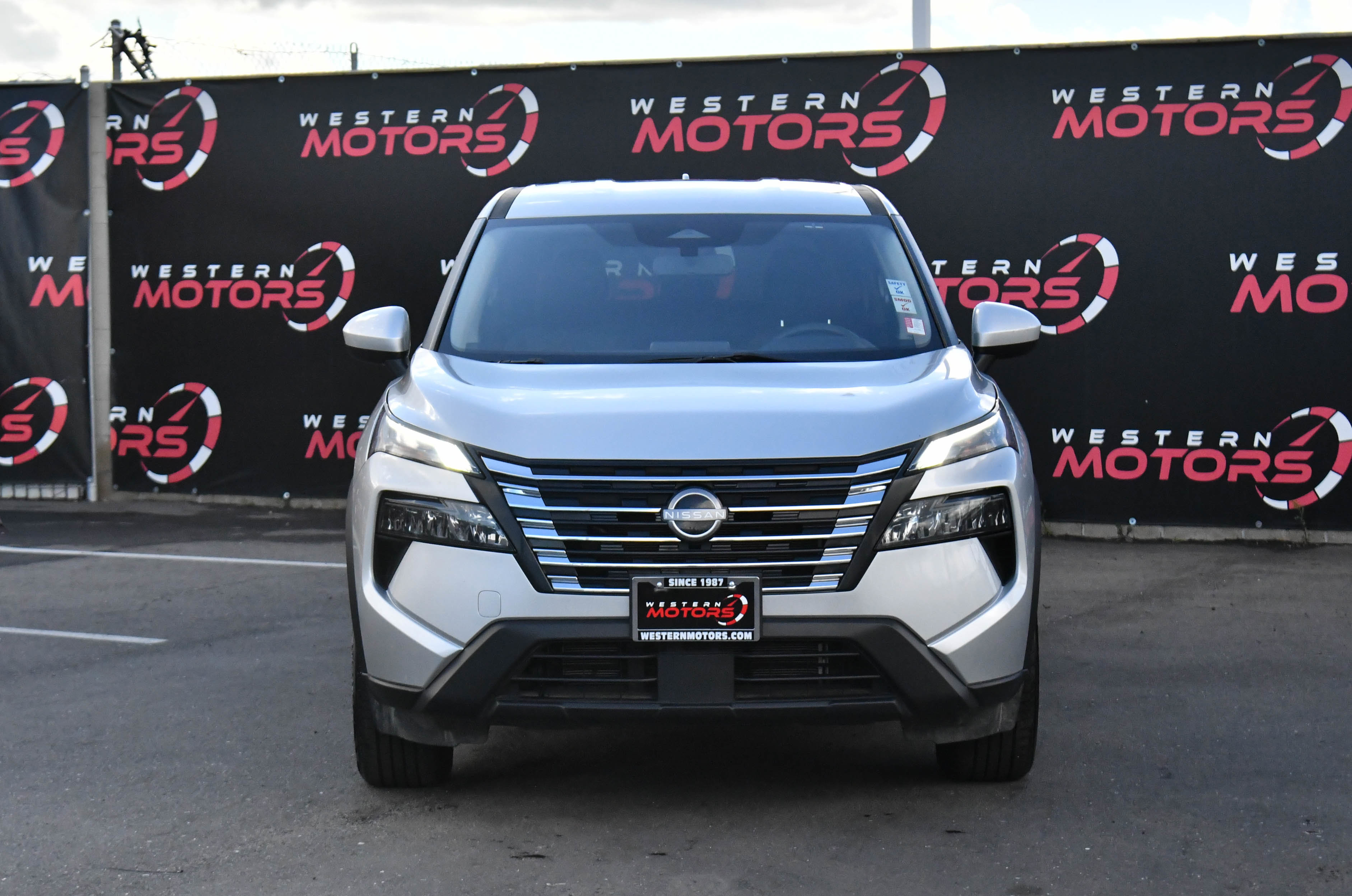 Used 2024 Nissan Rogue SV image 2