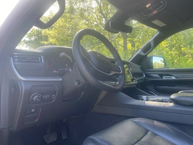 Used 2024 Jeep Wagoneer L Series II w/ Flexible Seating Group RWD image 16